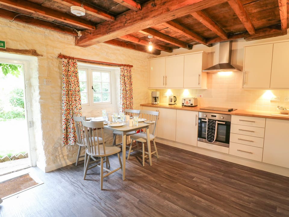 Cottage | Private kitchen | Fridge, electric kettle, toaster, cookware/dishes/utensils