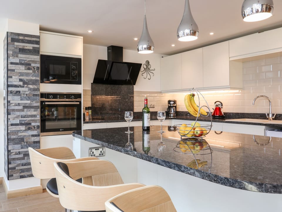 Cottage | Private kitchen | Fridge, dishwasher, electric kettle, toaster