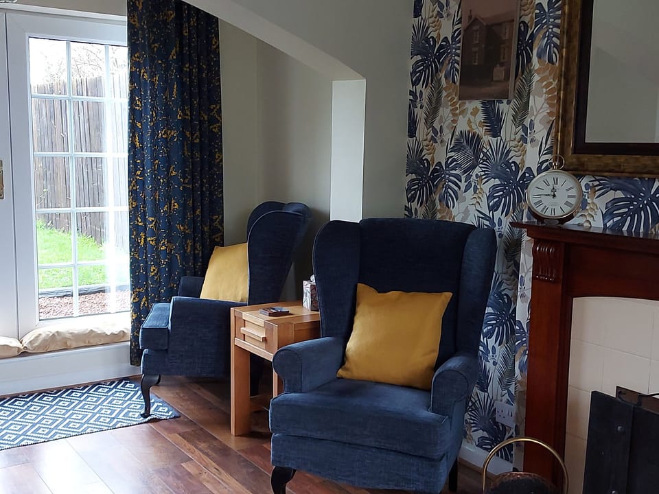 Cottage | Living room | Fireplace