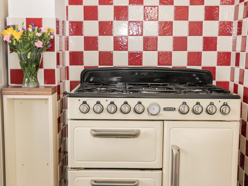 Cottage | Private kitchen | Fridge, microwave, electric kettle, toaster