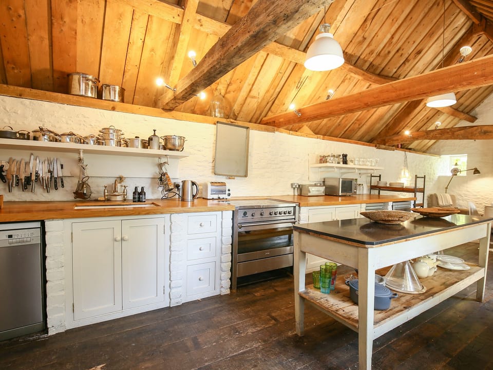 Cottage | Private kitchen | Fridge, dishwasher, cookware/dishes/utensils
