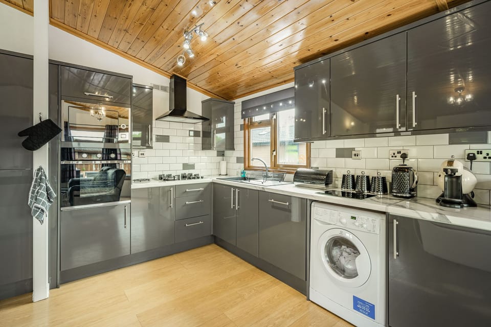 Cottage | Private kitchen | Fridge, dishwasher, electric kettle, toaster