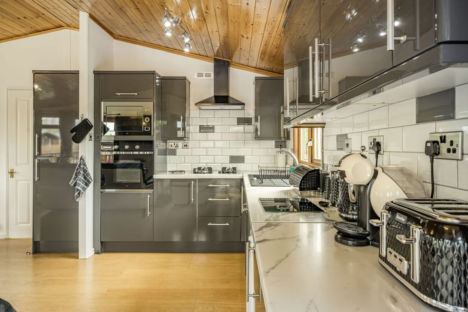 Cottage | Private kitchen | Fridge, dishwasher, electric kettle, toaster