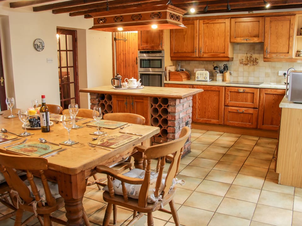 Cottage | Private kitchen | Fridge, microwave, dishwasher, electric kettle