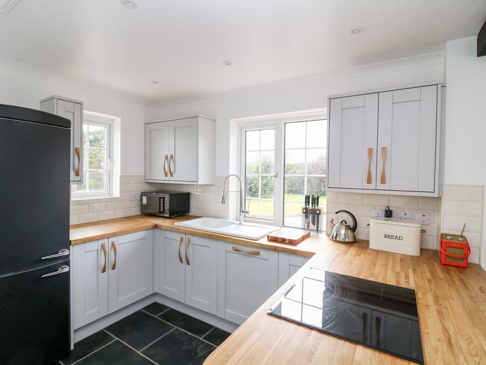 Cottage | Private kitchen | Fridge, microwave, dishwasher, electric kettle