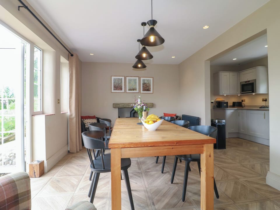 Cottage | Dining