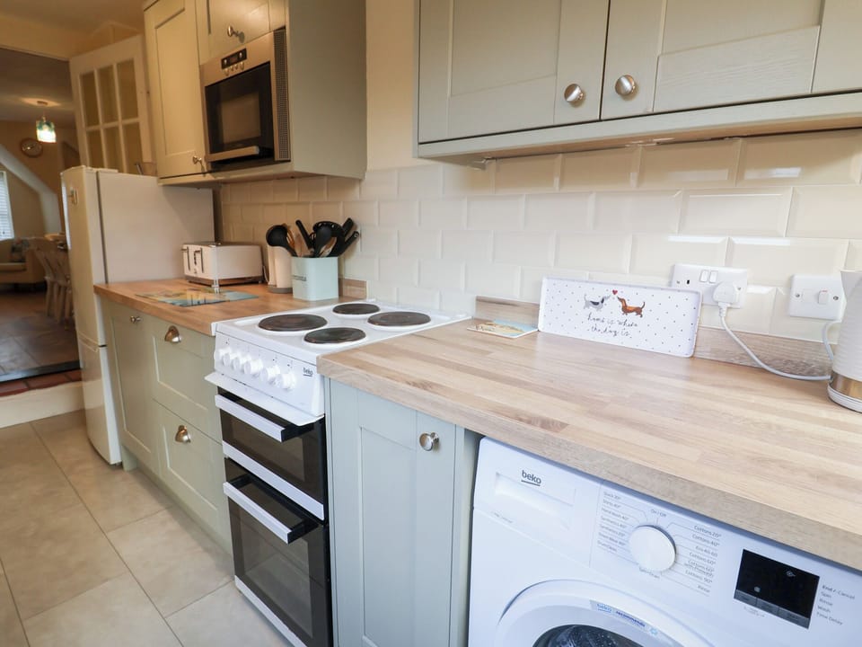 Cottage | Private kitchen | Fridge, dishwasher, electric kettle, cookware/dishes/utensils