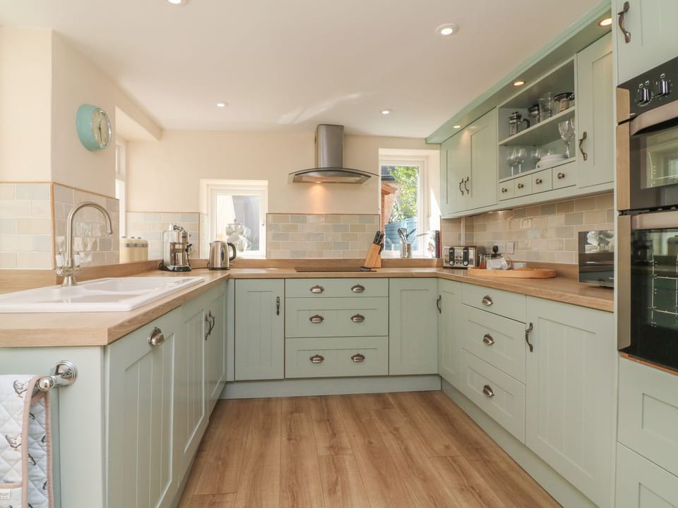 Cottage | Private kitchen | Fridge, microwave, dishwasher, electric kettle