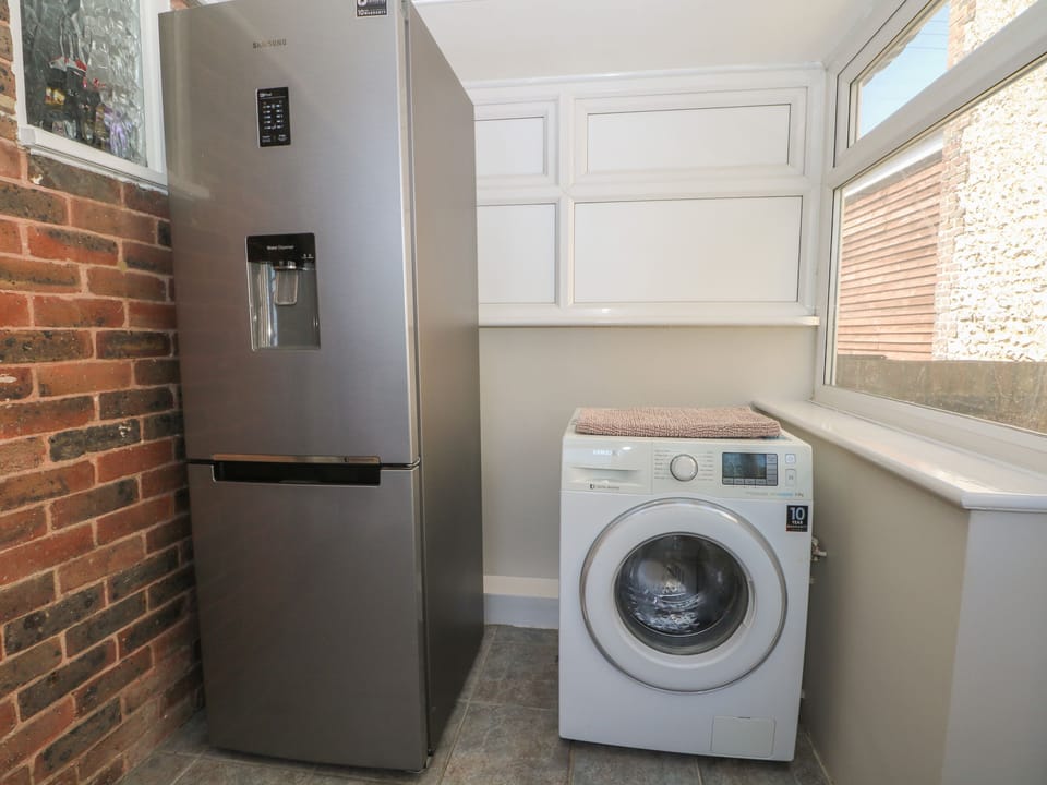 Cottage | Private kitchen | Fridge, dishwasher, electric kettle, toaster