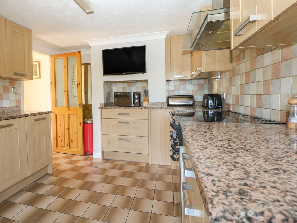 Cottage | Private kitchen | Fridge, dishwasher, electric kettle, toaster