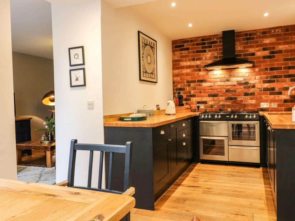 Cottage | Private kitchen | Fridge, microwave, dishwasher, electric kettle