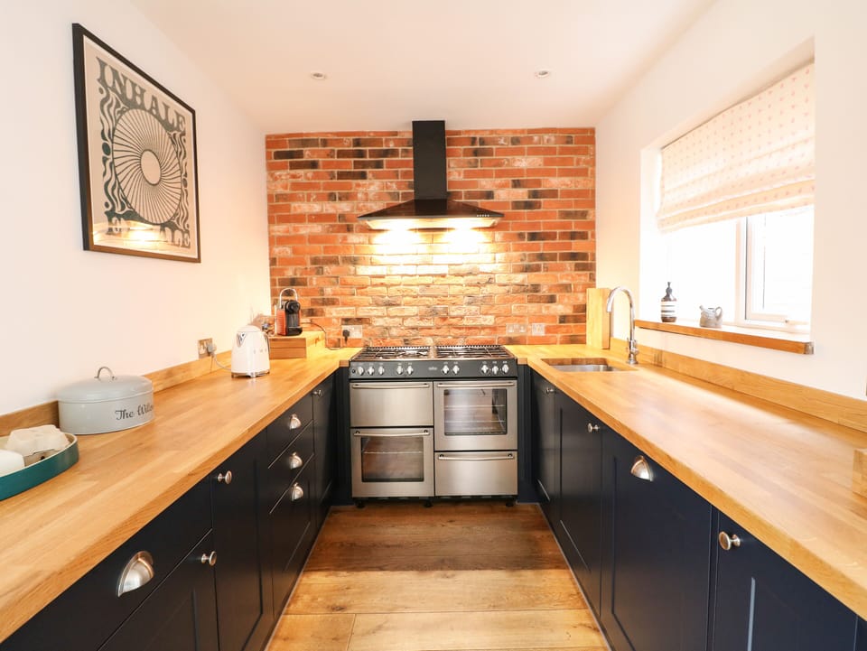 Cottage | Private kitchen | Fridge, microwave, dishwasher, electric kettle