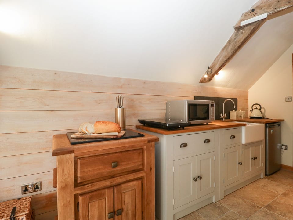 Cottage | Private kitchen | Fridge, electric kettle, toaster, cookware/dishes/utensils