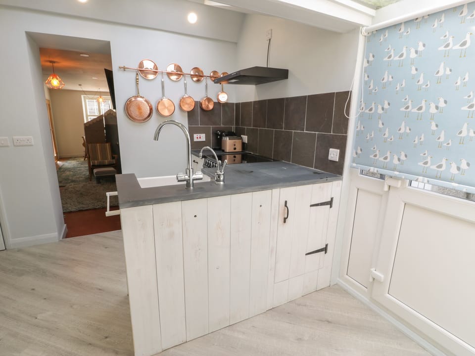 Cottage | Private kitchen | Fridge, dishwasher, cookware/dishes/utensils