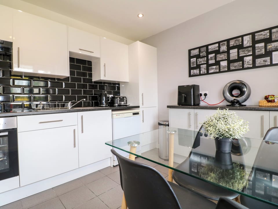 Cottage | Private kitchen | Fridge, dishwasher, electric kettle, toaster