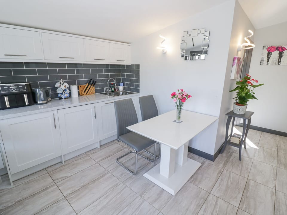 Cottage | Private kitchen | Fridge, dishwasher, electric kettle, cookware/dishes/utensils