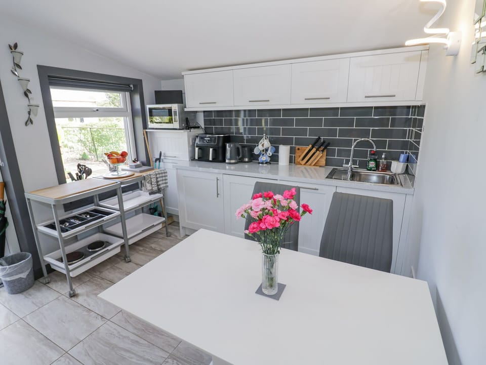 Cottage | Private kitchen | Fridge, dishwasher, electric kettle, cookware/dishes/utensils
