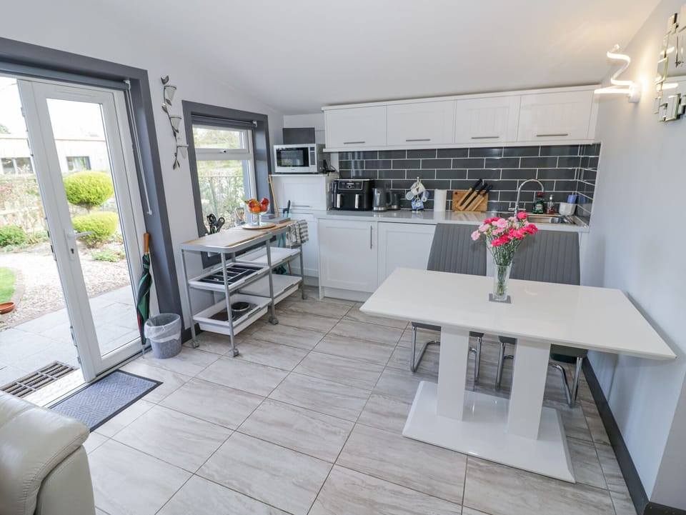 Cottage | Private kitchen | Fridge, dishwasher, electric kettle, cookware/dishes/utensils