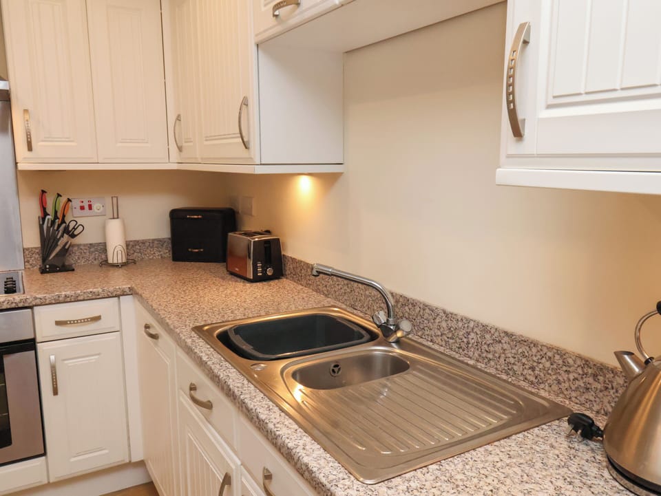 Cottage | Private kitchen | Fridge, microwave, dishwasher, electric kettle