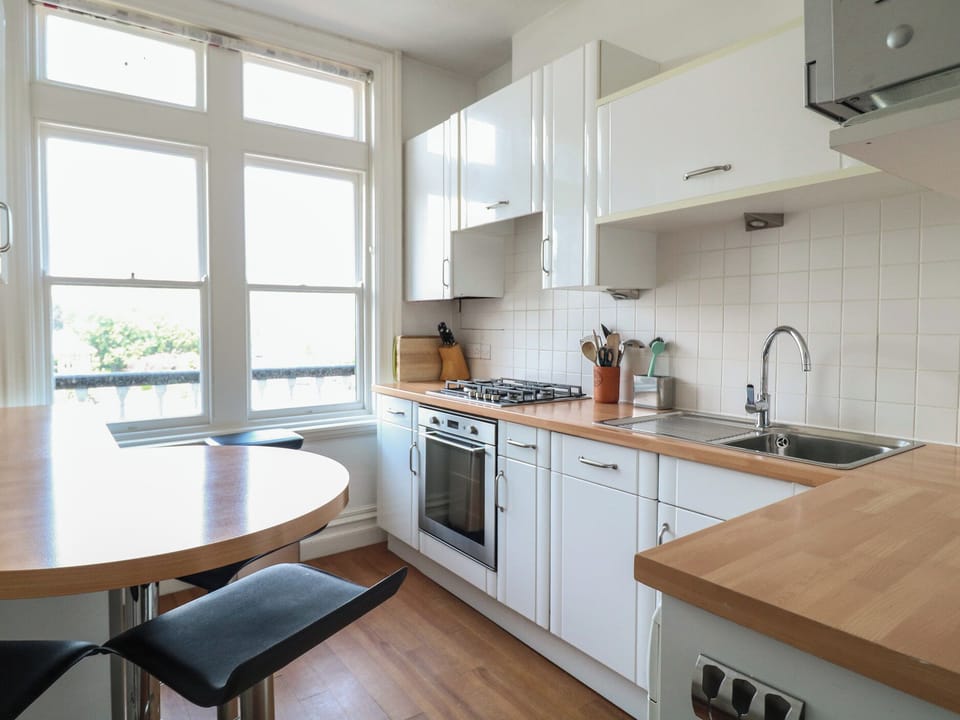 Cottage | Private kitchen | Fridge, dishwasher, electric kettle, toaster