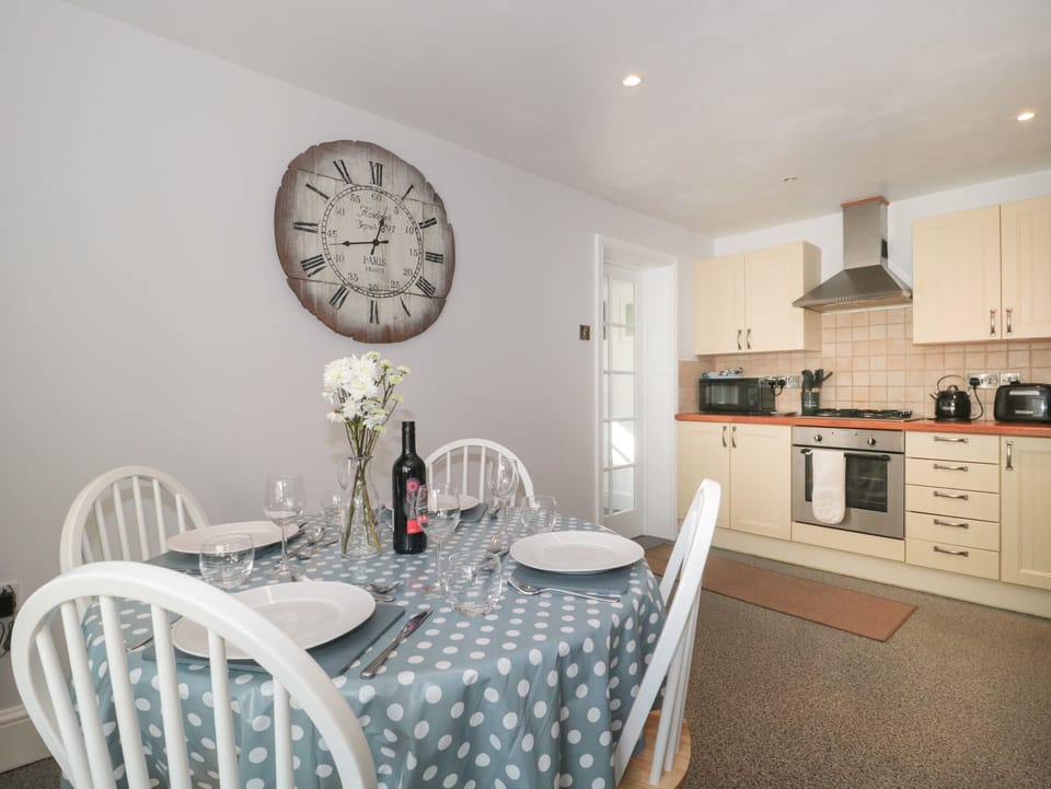 Cottage | Dining