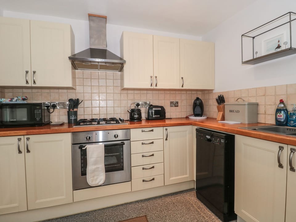 Cottage | Private kitchen | Dishwasher, cookware/dishes/utensils