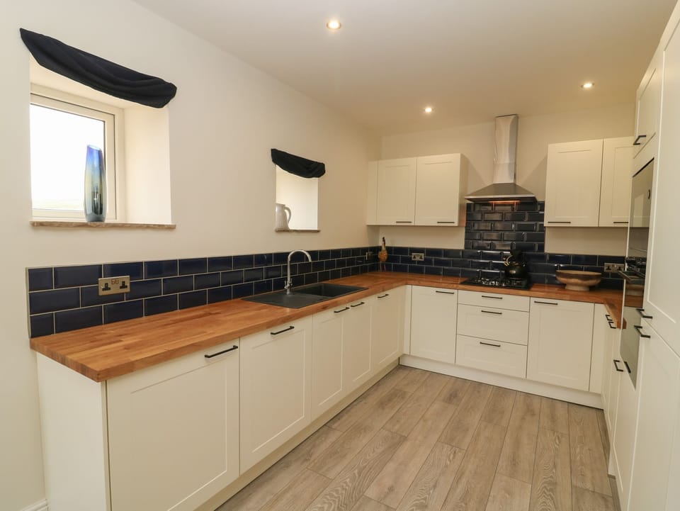 Cottage | Private kitchen | Fridge, dishwasher, electric kettle, toaster