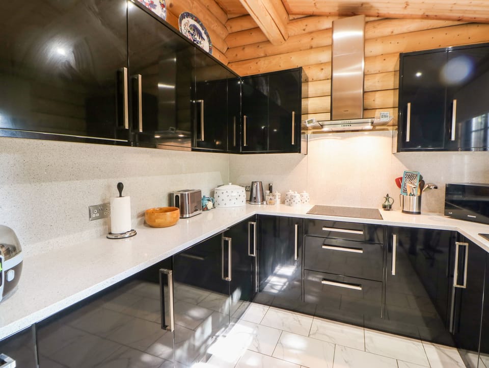Cottage | Private kitchen | Fridge, microwave, dishwasher, electric kettle