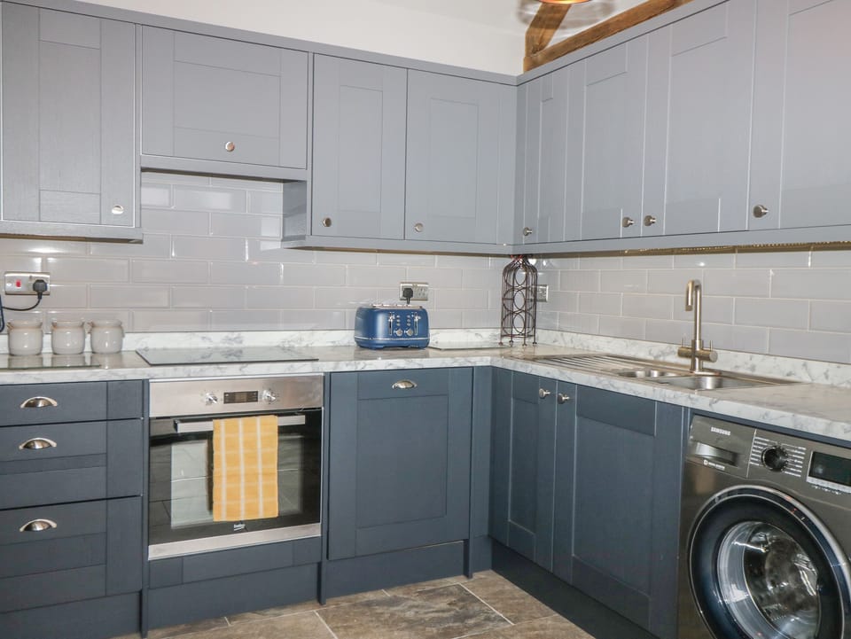 Cottage | Private kitchen | Fridge, dishwasher, electric kettle, toaster