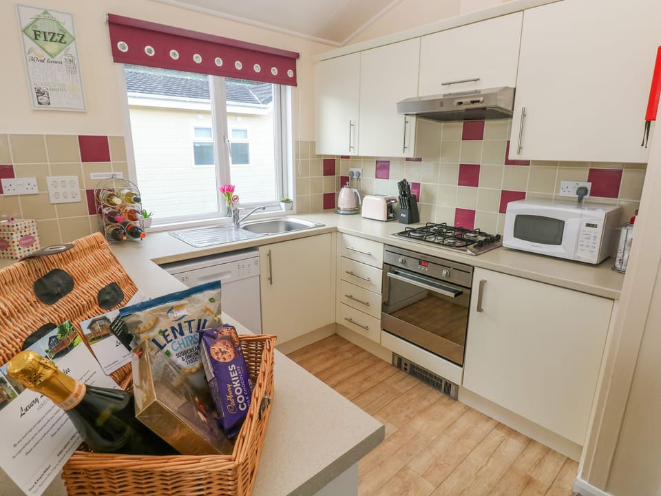 Cottage | Private kitchen | Fridge, dishwasher, electric kettle, toaster