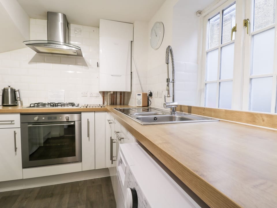 Cottage | Private kitchen | Fridge, microwave, dishwasher, electric kettle