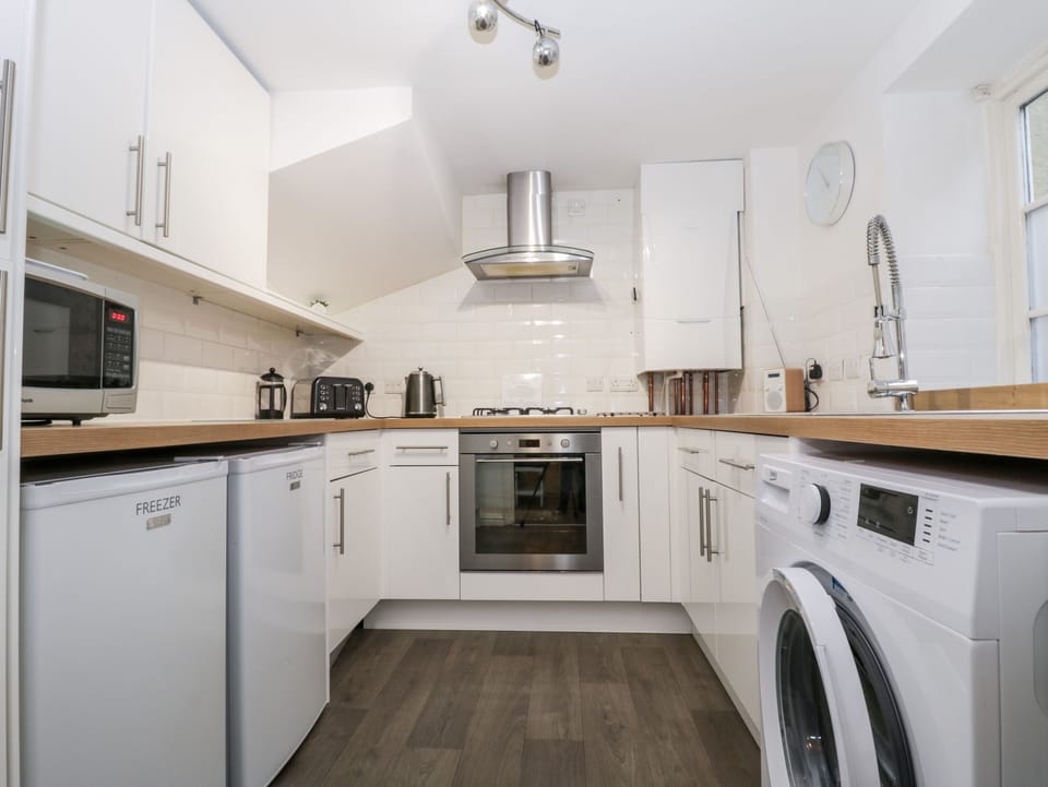 Cottage | Private kitchen | Fridge, microwave, dishwasher, electric kettle