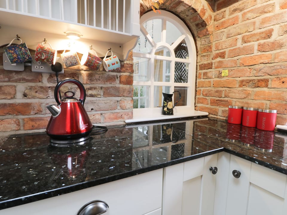 Cottage | Private kitchen | Fridge, dishwasher, electric kettle, toaster