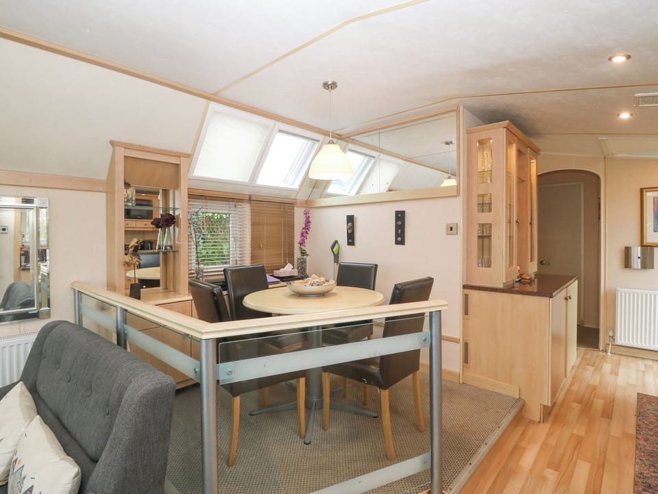 Cottage | Dining