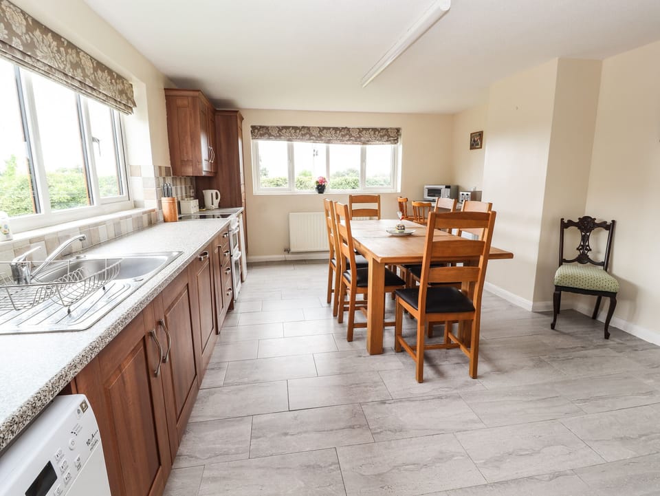Cottage | Private kitchen | Fridge, microwave, dishwasher, electric kettle