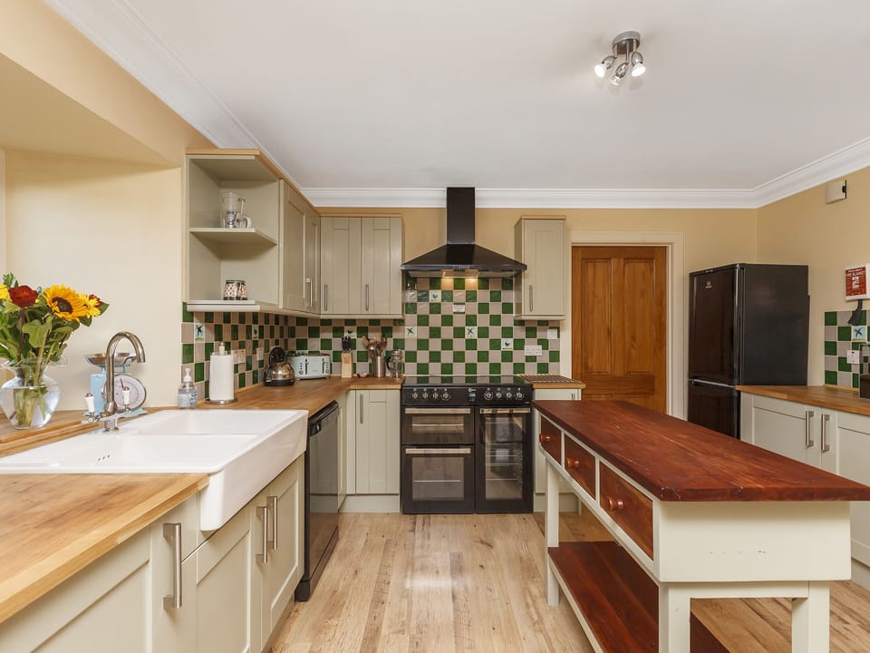 Cottage | Private kitchen | Fridge, dishwasher, electric kettle, toaster