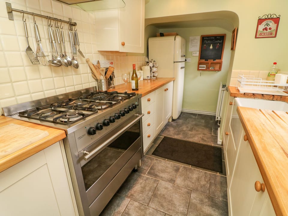 Cottage | Private kitchen | Fridge, microwave, dishwasher, electric kettle
