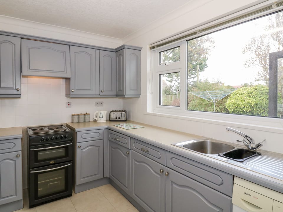 Cottage | Private kitchen | Fridge, electric kettle, toaster, cookware/dishes/utensils