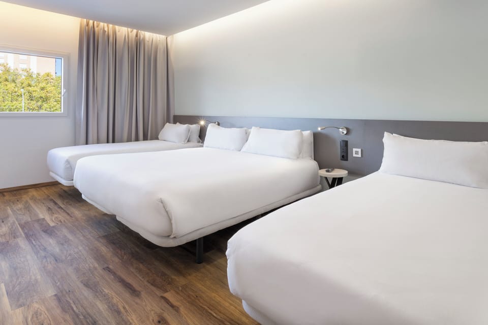In-room safe, desk, free WiFi