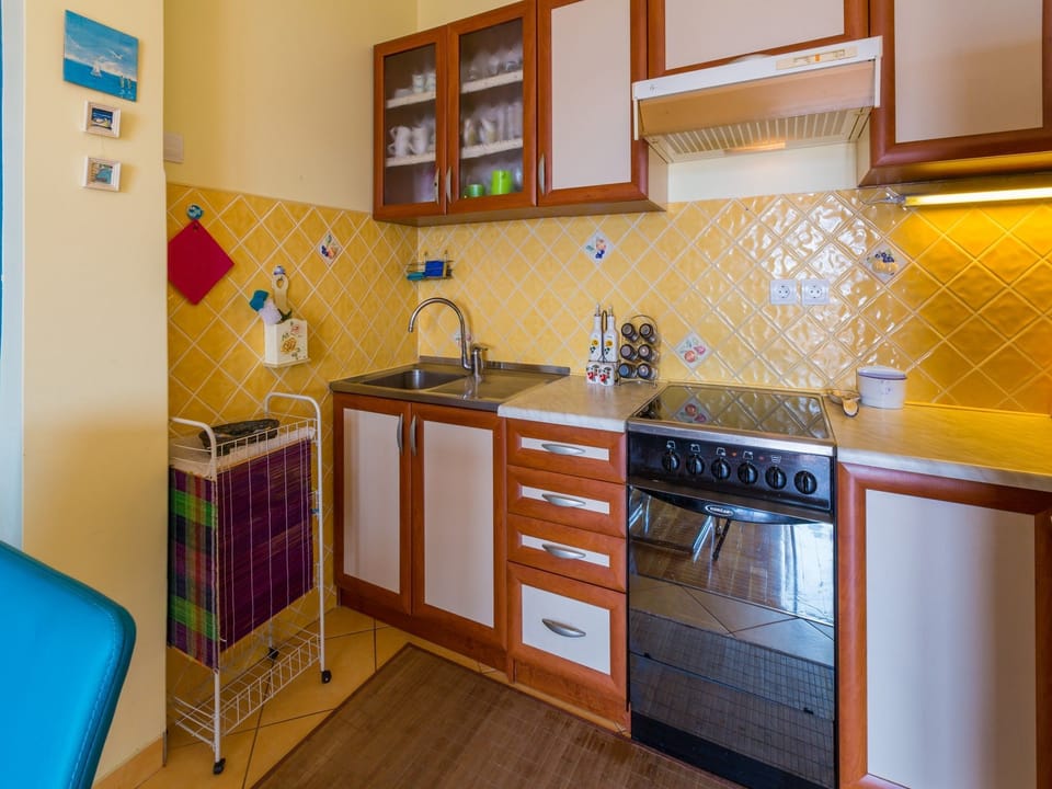 Private kitchen | Fridge, microwave, oven, stovetop