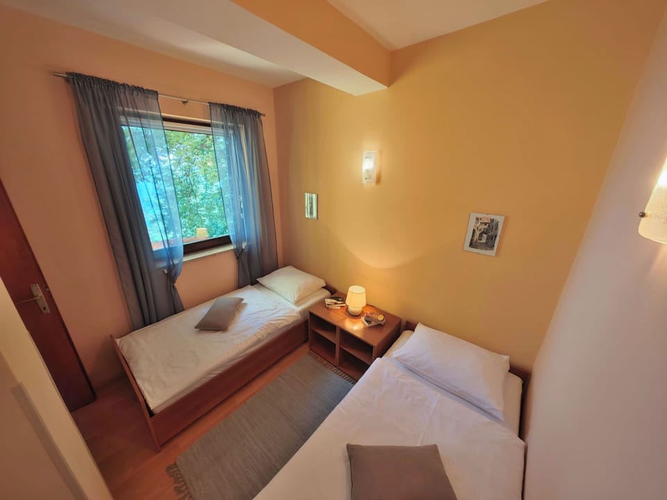 Apartment (A1) | 2 bedrooms, iron/ironing board, free WiFi
