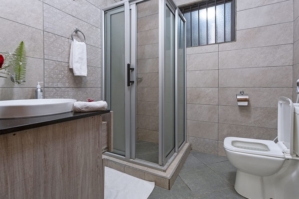 Standard Double Room, Garden View | Bathroom | Towels, soap, shampoo, toilet paper