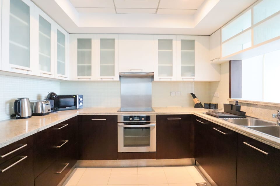 Tower 2 Deluxe Apartment | Private kitchen | Fridge, microwave, oven, dishwasher