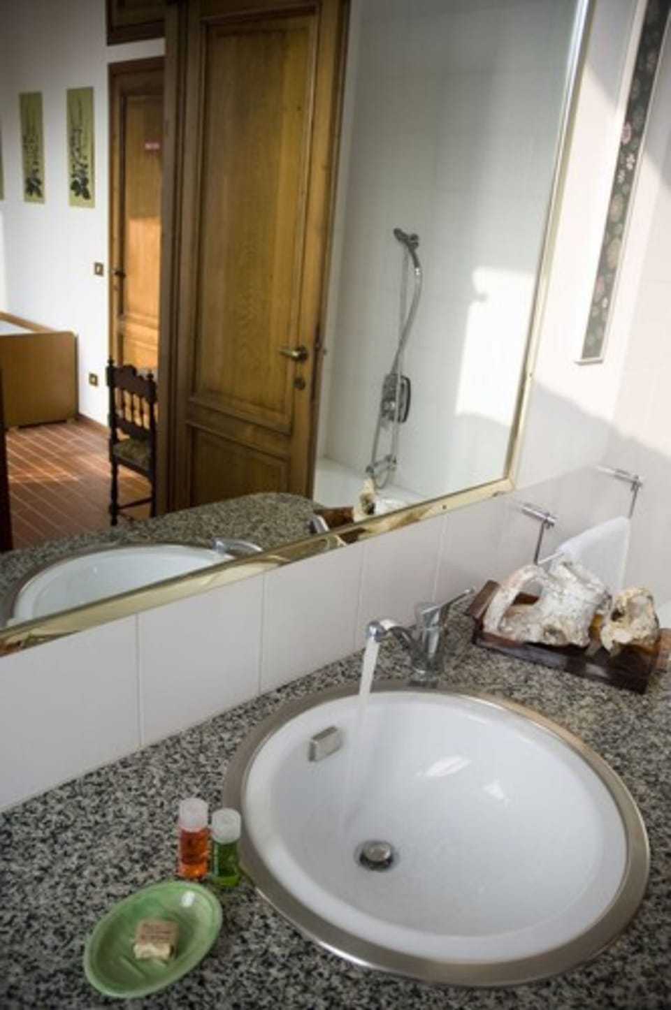 Shower, free toiletries, hair dryer, bidet