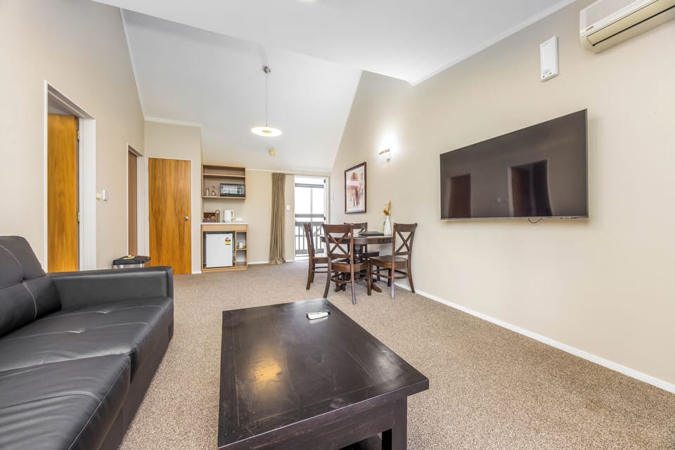 One-Bedroom Suite | Living area | 40-inch Smart TV with digital channels, TV, Netflix