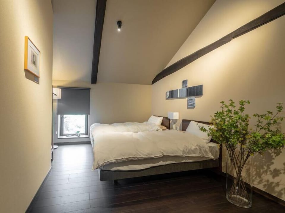 In-room safe, desk, WiFi (free), bed sheets