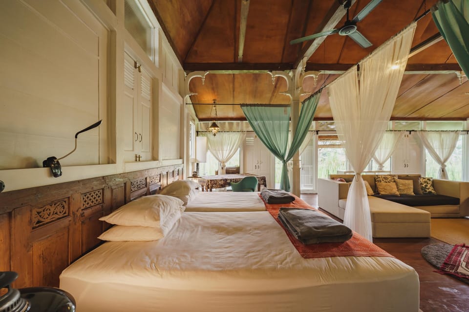Deluxe Villa | Desk, bed sheets