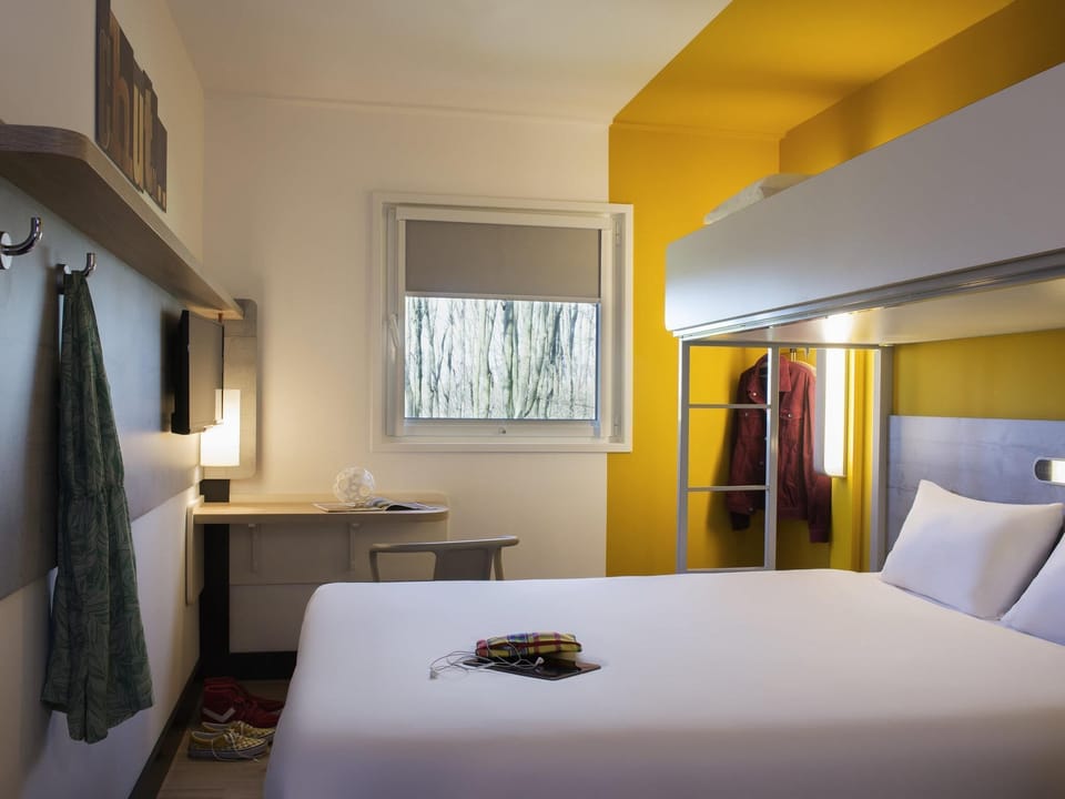Standard Triple Room | Desk, laptop workspace, soundproofing, iron/ironing board