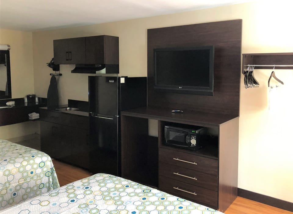 Full-size fridge, microwave, stovetop, coffee/tea maker