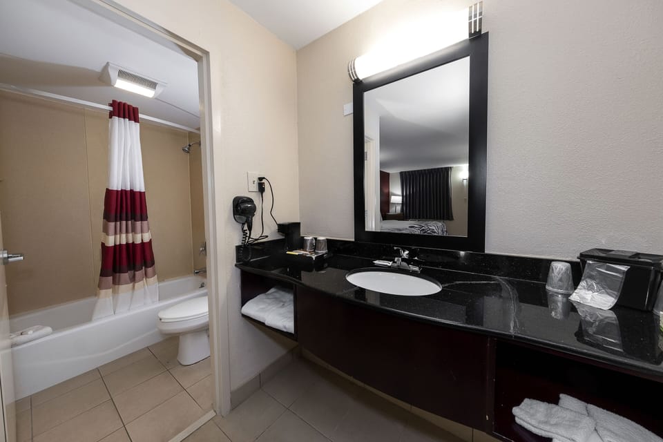 Combined shower/tub, rainfall showerhead, free toiletries, hair dryer